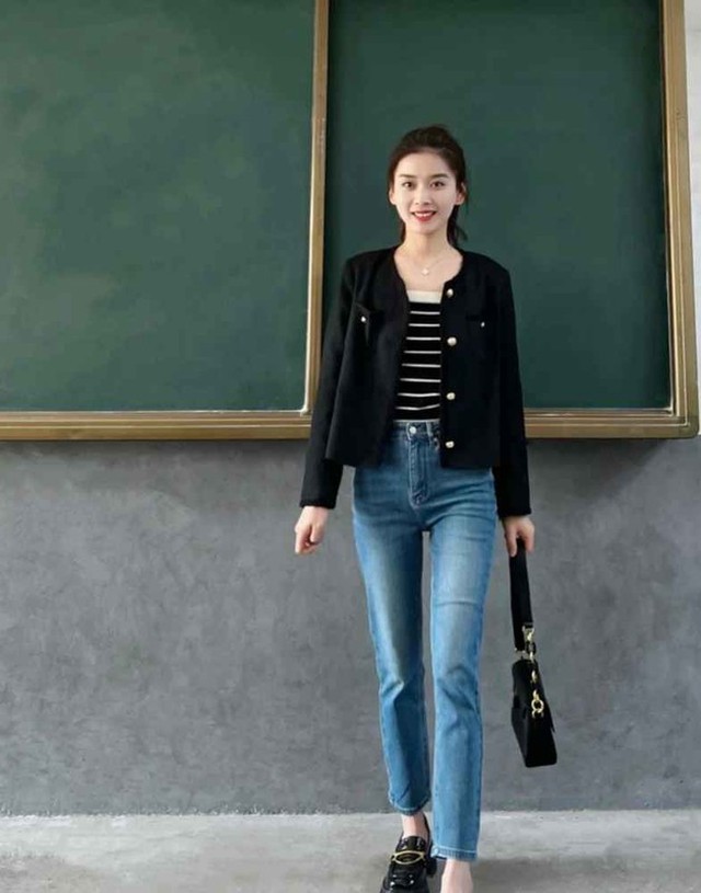 Cô giáo hotgirl Trung Quốc đi dạy không mặc trùng quần áo  - Ảnh 3.