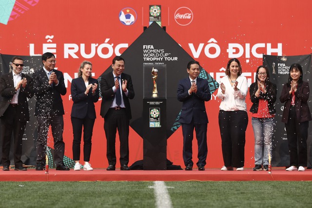 Cúp vô địch World Cup nữ đã đến Việt Nam - Ảnh 1.