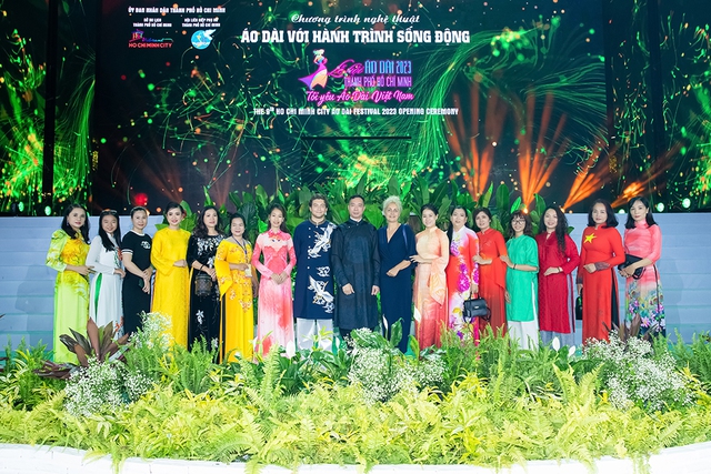 NTK Đỗ Trịnh Hoài Nam và 300 nhân công tạo nên BST áo dài dát vàng 'Suối nguồn' - Ảnh 4.