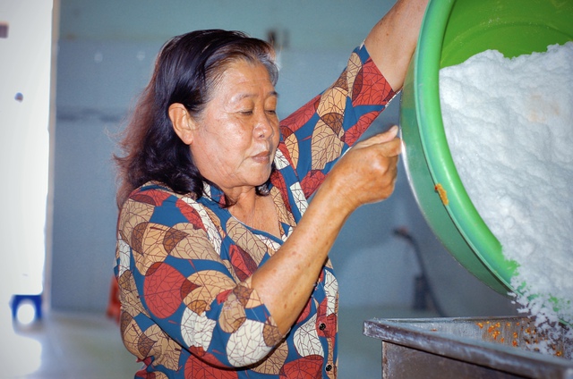 Người phụ nữ đứng sau lò làm muối tôm đầu tiên ở Tây Ninh: Từng làm muối &quot;nuôi quân nằm địa đạo&quot; thời kháng chiến, bật mí công thức &quot;ai cũng có thể làm&quot;  - Ảnh 5.