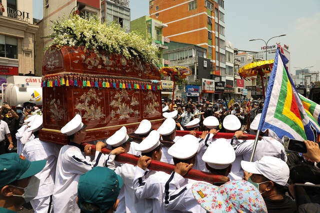 Ngọc Huyền và Lâm Khánh Chi cùng dàn nghệ sĩ nghẹn ngào tiễn đưa cố NS Vũ Linh về nơi an nghỉ cuối cùng - Ảnh 11.