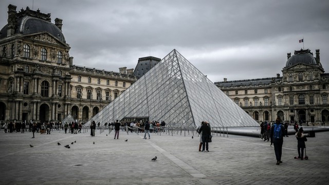Bảo tàng Louvre - viên kim cương giữa lòng nước Pháp