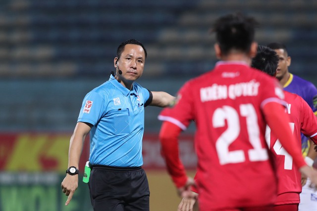 Trọng tài V.League lại bị réo tên, HLV Hải Phòng tố bàn thắng của Văn Quyết đến từ tiếng còi sai - Ảnh 1.
