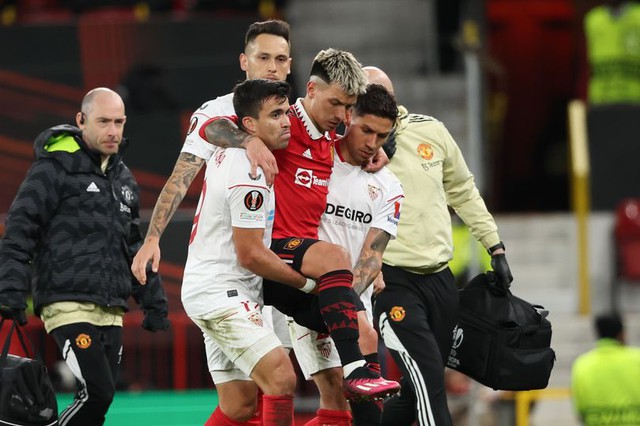 Tin bóng đá sáng 14/4: Martinez chấn thương sau tứ kết lượt đi tại Europa League, Real Madrid sẵn sàng trả giá cho Reece James  - Ảnh 2.