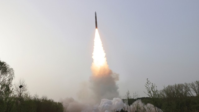 Triều Tiên xác nhận lần đầu tiên thử nghiệm tên lửa đạn đạo xuyên lục địa 'Hwasongpo-18'