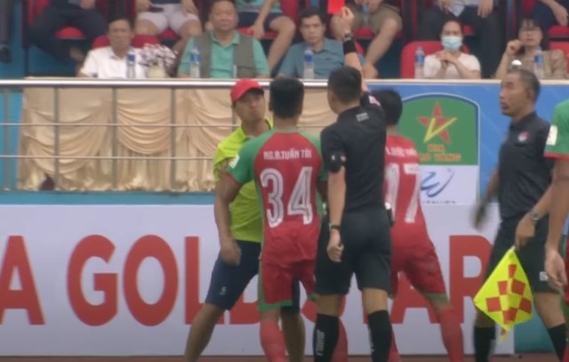 Biến căng: Trọng tài Việt Nam bị cầu thủ và ban huấn luyện quây, đòi ‘xử’ trên sân sau khi từ chối bàn thắng - Ảnh 5.
