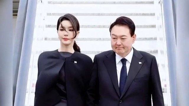 Đệ nhất phu nhân Hàn Quốc tiếp tục “gây bão” vi vẻ ngoài xinh đẹp bất chấp tuổi U60, thậm chí còn tạo tranh cãi vì quá nổi bật - Ảnh 3.