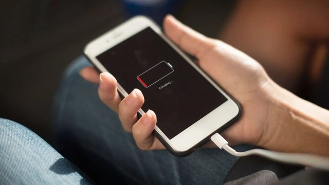 Bạn luôn sạc đầy iPhone đến 100% pin? Tin buồn: Bạn đang làm hỏng pin điện thoại của mình