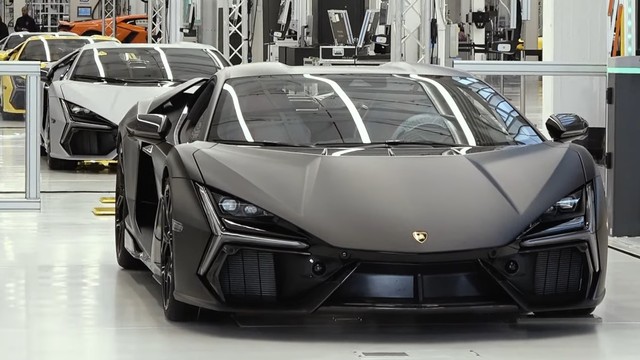 Bán siêu xe đỉnh như Lamborghini: Mở sự kiện VIP trước ra mắt và chốt hết đơn hàng Revuelto cho 2 năm