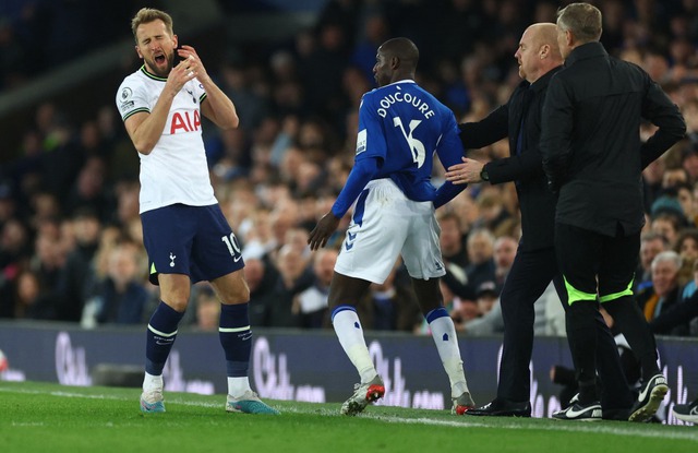 Harry Kane ăn vạ thế này, bảo sao giới chuyên chỉ trích nặng nề - Ảnh 3.