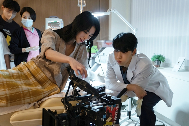 Hé lộ chuyện Lee Do Hyun theo đuổi Lim Ji Yeon ở phim trường The Glory, khiến cả đạo diễn phải lo sốt vó - Ảnh 1.