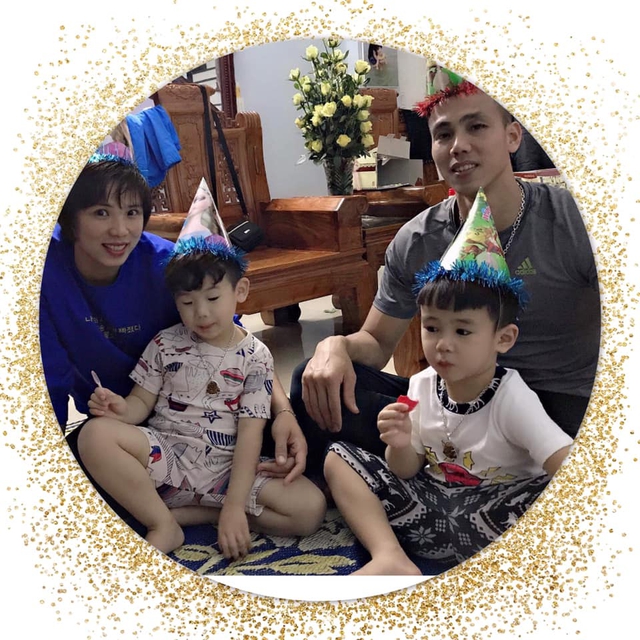 Gia đình hạnh phúc: Bùi Thị Huệ, Trần Văn Giáp cùng 2 con trai sinh đôi