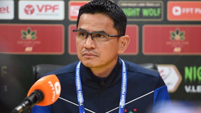 HLV Kiatisuk: ‘Tôi thay Quốc Việt vào sân để ủng hộ ông Troussier và đội U22 Việt Nam’