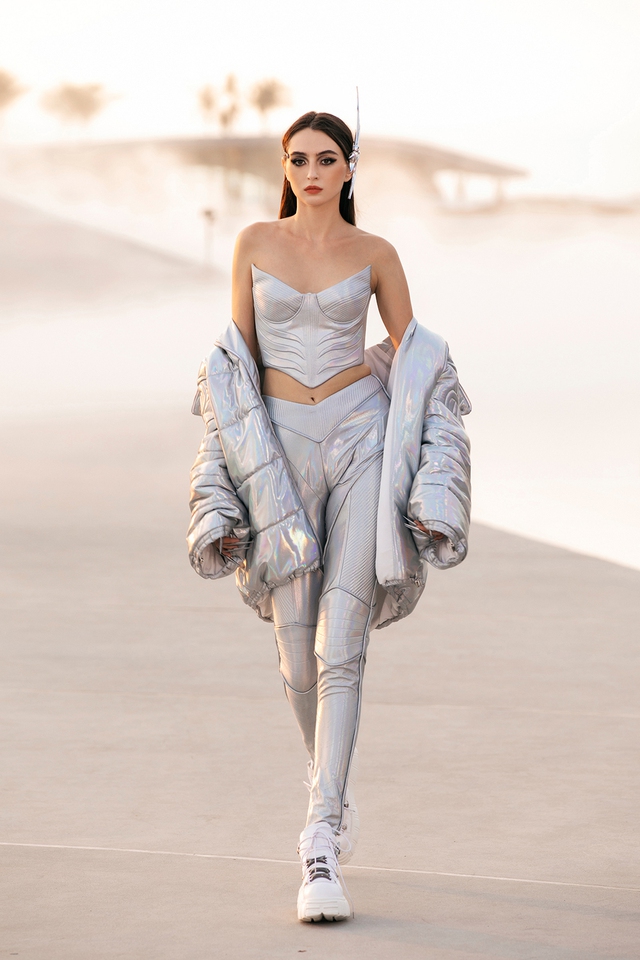 Show diễn mãn nhãn của Chung Thanh Phong dưới ánh hoàng hôn mở màn Fashion Voyage - Ảnh 5.