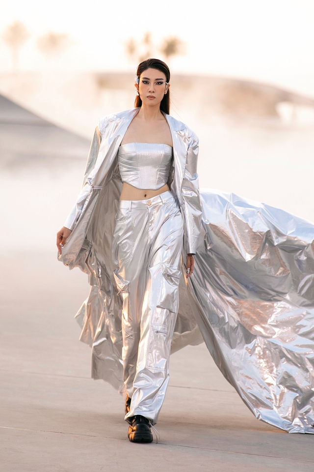 Show diễn mãn nhãn của Chung Thanh Phong dưới ánh hoàng hôn mở màn Fashion Voyage - Ảnh 6.