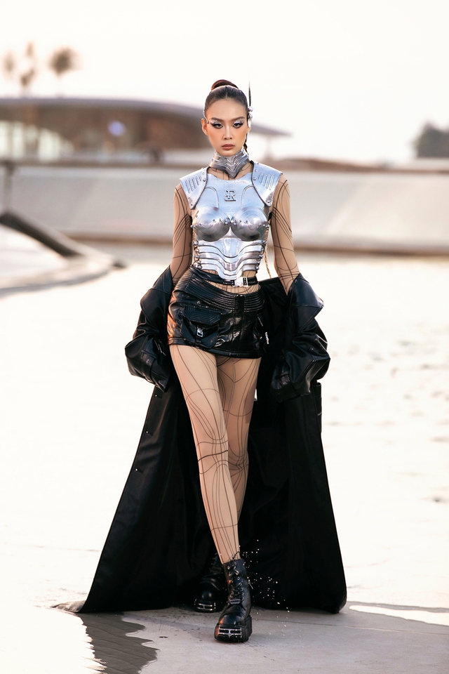 Show diễn mãn nhãn của Chung Thanh Phong dưới ánh hoàng hôn mở màn Fashion Voyage - Ảnh 10.