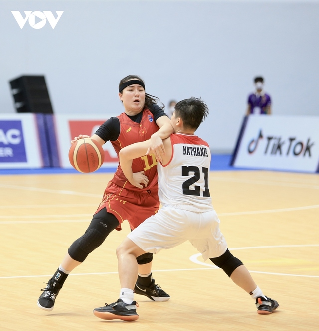 Chị em Thảo My - Thảo Vy lại 'gánh team', ĐT bóng rổ nữ Việt Nam thắng nghẹt thở trước Thái Lan - Ảnh 2.