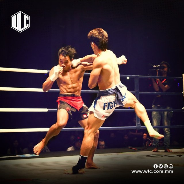Nguyễn Trần Duy Nhất hạ đo ván võ sĩ Campuchia chớp nhoáng ở môn võ khốc liệt hơn MMA, khiến tất cả ngả mũ bằng hành động cực đẹp - Ảnh 3.