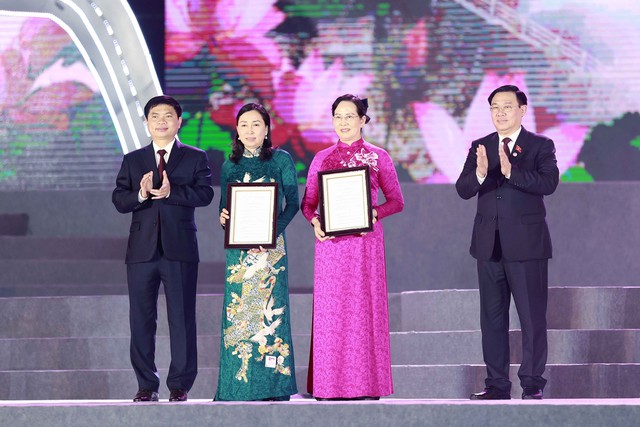 Chủ tịch Quốc hội Vương Đình Huệ trao quyết định công nhận hai bảo vật quốc gia cho tỉnh Hà Nam - Ảnh 6.