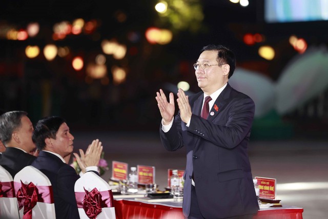 Chủ tịch Quốc hội Vương Đình Huệ trao quyết định công nhận hai bảo vật quốc gia cho tỉnh Hà Nam - Ảnh 1.