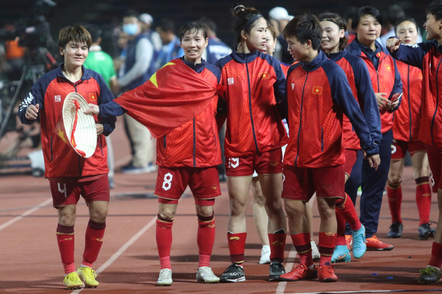 Huỳnh Như đội chiếc nón lá đặc biệt, ăn mừng cực đáng yêu sau chức vô địch SEA Games - Ảnh 4.