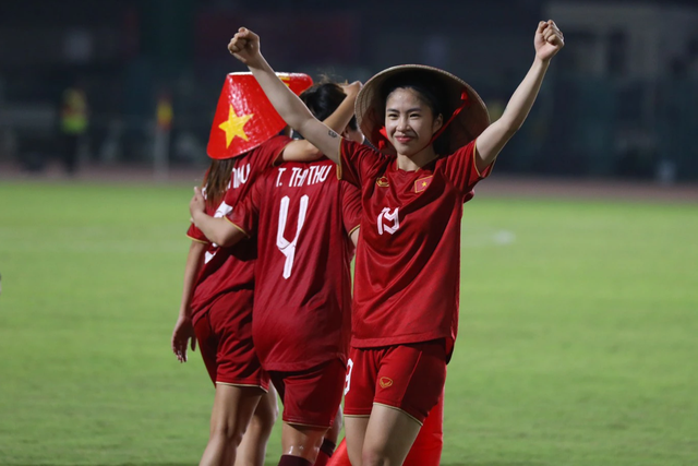 Huỳnh Như đội chiếc nón lá đặc biệt, ăn mừng cực đáng yêu sau chức vô địch SEA Games - Ảnh 3.