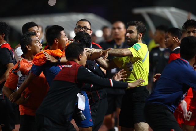 Từ vụ “giao lưu võ thuật” ở trận chung kết bóng đá nam: Những vết nhơ của bóng đá Đông Nam Á - Ảnh 1.