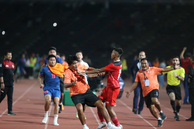 Sự cố ẩu đả của hai bên khiến tấm HCV SEA Games của bóng đá Indonesia chờ đợi sau 32 năm bị hoen ố. Ảnh: Hoàng Linh