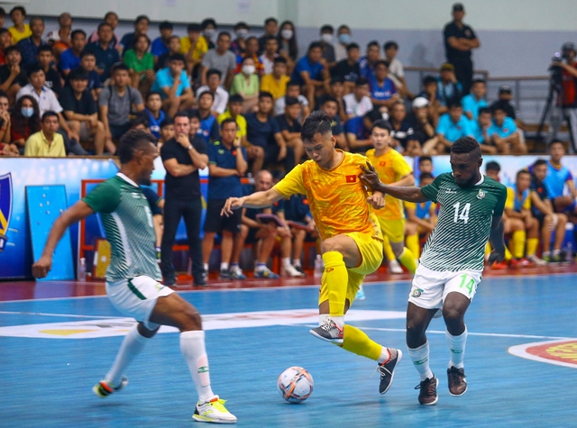 Văn Ý ngồi ngoài, Futsal Việt Nam vẫn thắng đậm Quần đảo Solomon - Ảnh 1.