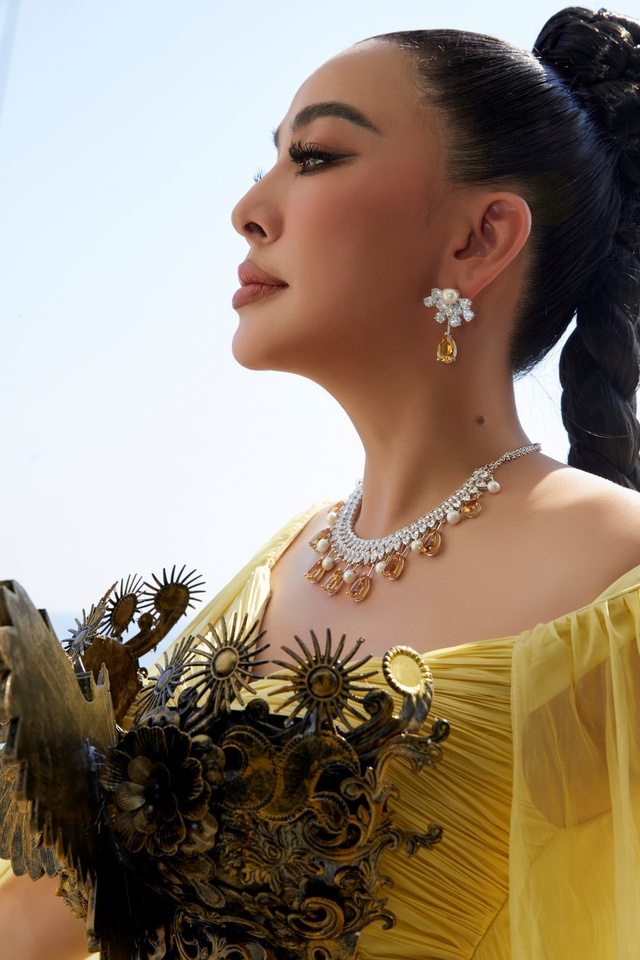 BST trang sức độc bản của NTK Lê Nguyễn Nhật Linh xuất hiện tại Liên hoan phim Cannes - Ảnh 3.