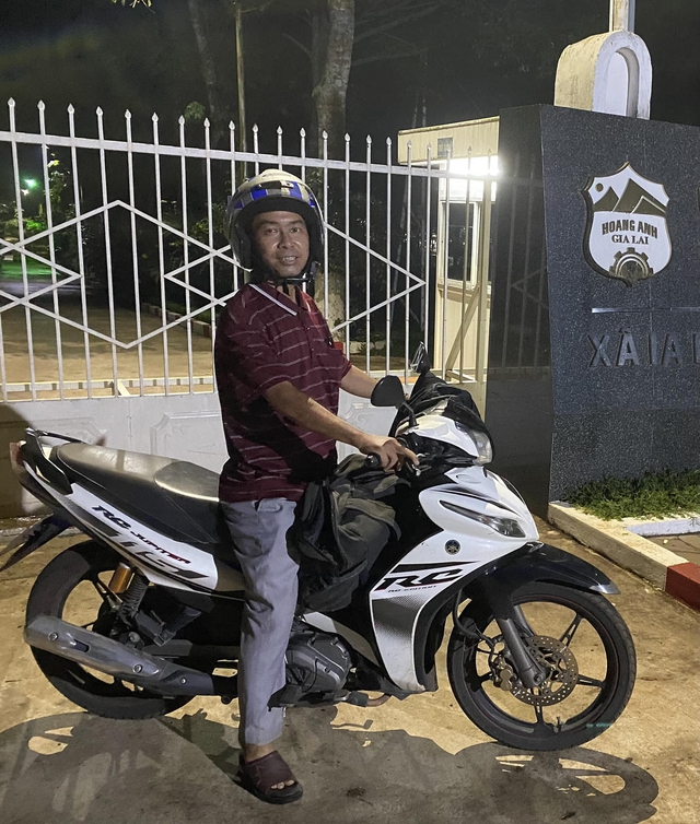 CĐV HAGL đi xe máy hơn 500km để tới cổ vũ trận đấu trước Hà Nội FC - Ảnh 2.