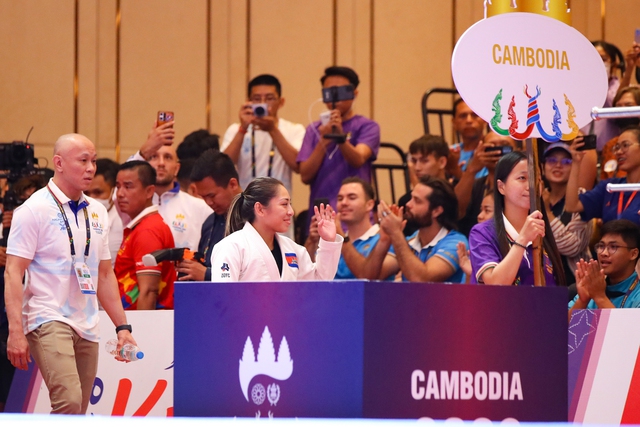 Bất ngờ thắng &quot;biểu tượng&quot; jujitsu Campuchia, nữ võ sĩ Philippines bật khóc trên bục nhận huy chương - Ảnh 1.