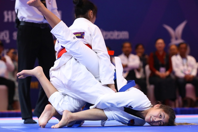 Bất ngờ thắng &quot;biểu tượng&quot; jujitsu Campuchia, nữ võ sĩ Philippines bật khóc trên bục nhận huy chương - Ảnh 4.