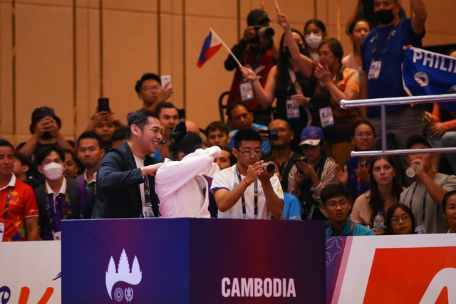 Bất ngờ thắng &quot;biểu tượng&quot; jujitsu Campuchia, nữ võ sĩ Philippines bật khóc trên bục nhận huy chương - Ảnh 5.