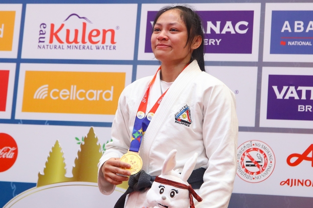 Bất ngờ thắng &quot;biểu tượng&quot; jujitsu Campuchia, nữ võ sĩ Philippines bật khóc trên bục nhận huy chương - Ảnh 7.