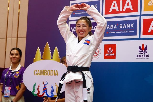Bất ngờ thắng &quot;biểu tượng&quot; jujitsu Campuchia, nữ võ sĩ Philippines bật khóc trên bục nhận huy chương - Ảnh 9.