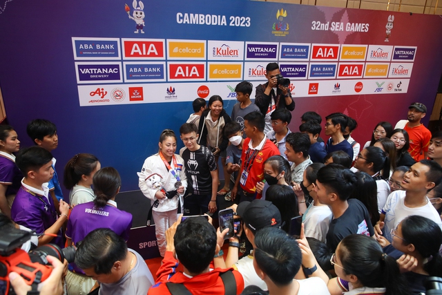 Bất ngờ thắng &quot;biểu tượng&quot; jujitsu Campuchia, nữ võ sĩ Philippines bật khóc trên bục nhận huy chương - Ảnh 10.