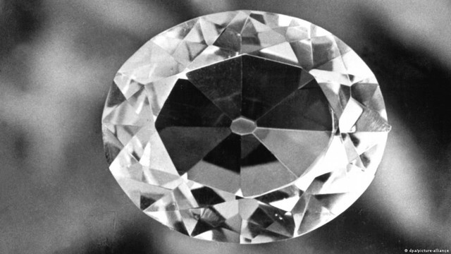 (Bài đăng thứ 7) Vương miện của Vương hậu Camilla và tranh cãi xung quanh viên kim cương Koh-i-Noor  - Ảnh 7.
