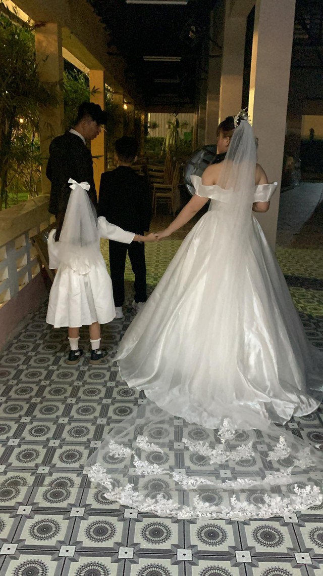 Đám cưới sau đám hỏi cả thập kỉ: Cô dâu tự tay chuẩn bị tất cả, nghi lễ xuất hiện 2 nhân vật vô cùng đặc biệt - Ảnh 7.
