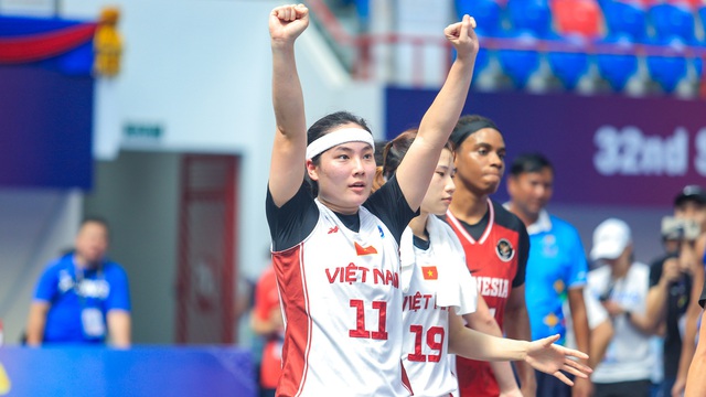VĐV Việt kiều ăn mừng sung sướng khi giúp tuyển bóng rổ nữ ngược dòng ngoạn mục, chạm một tay vào tấm HCV lịch sử