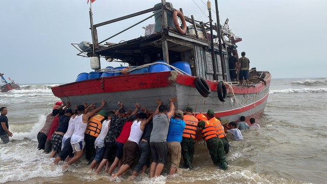 Thừa Thiên – Huế: Huy động lực lượng cứu hộ 2 tàu cá bị ảnh hưởng của giông lốc - Ảnh 1.
