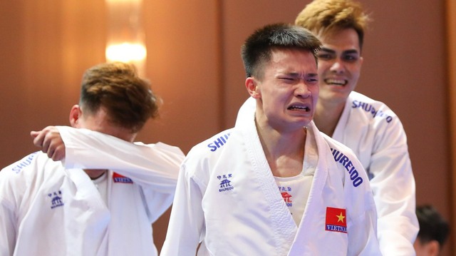 Karate Việt Nam ngược dòng giây cuối như phim hành động, giành vàng SEA Games với kịch bản điên rồ