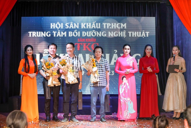 NSƯT Trịnh Kim Chi: Tôi vừa giảng dạy vừa… đi học cùng Hoài Linh - Ảnh 2.