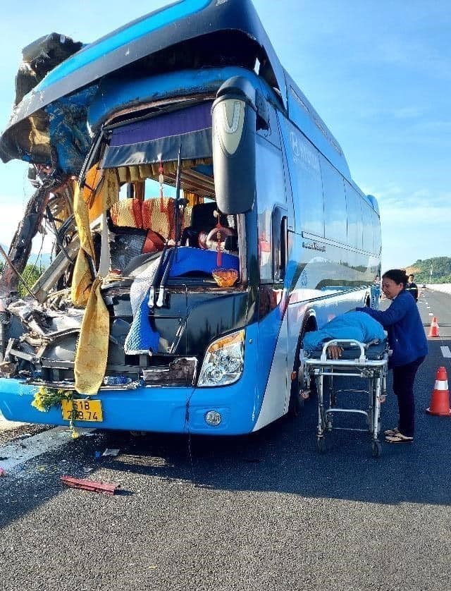 Tai nạn giao thông trên cao tốc Nha Trang - Cam Lâm: Hai người tử vong, 6 người bị thương - Ảnh 1.