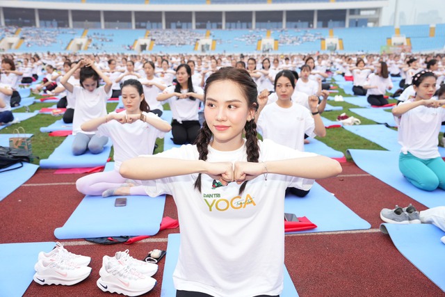 Dàn Hoa hậu, Á Hậu cùng 5.000 người đồng diễn yoga, xếp hình lá cờ Tổ quốc - Ảnh 5.