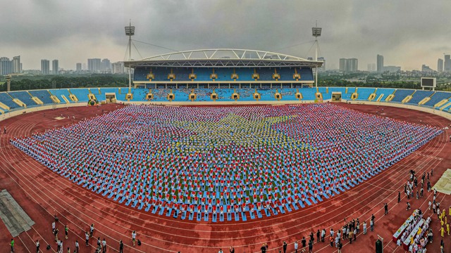 Dàn Hoa hậu, Á Hậu cùng 5.000 người đồng diễn yoga, xếp hình lá cờ Tổ quốc - Ảnh 1.