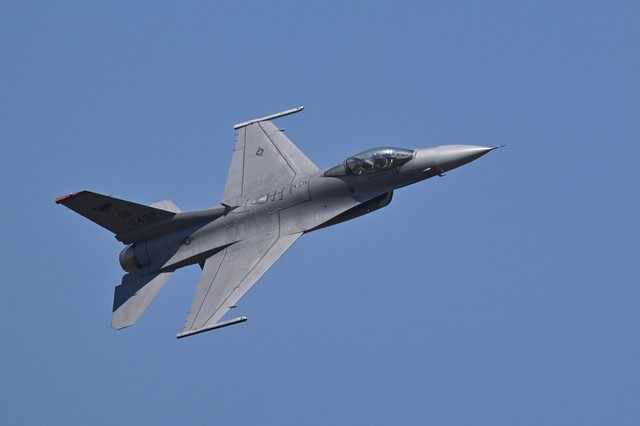 Mỹ chấp thuận chuyển các máy bay chiến đấu F-16 từ Đan Mạch và Hà Lan cho Ukraine - Ảnh 1.