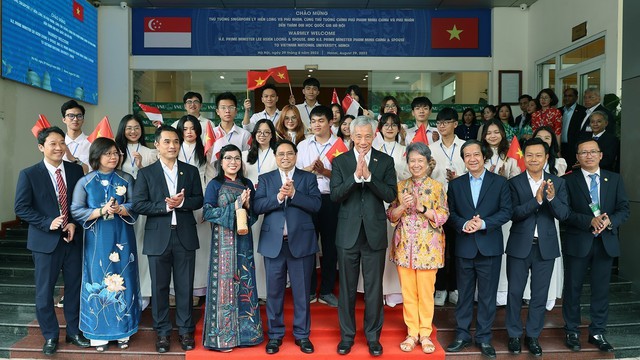 Thủ tướng Phạm Minh Chính và Thủ tướng Lý Hiển Long gặp gỡ sinh viên Đại học Quốc gia Hà Nội
