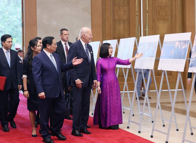 Thủ tướng Phạm Minh Chính và Tổng thống Hoa Kỳ Joe Biden tham quan trưng bày ảnh của TTXVN - Ảnh 4.