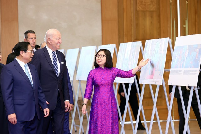 Thủ tướng Phạm Minh Chính và Tổng thống Hoa Kỳ Joe Biden tham quan trưng bày ảnh của TTXVN - Ảnh 2.